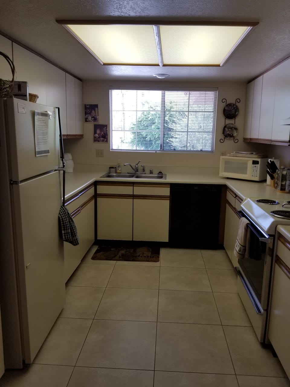 Clean and functional kitchen with everything you need.