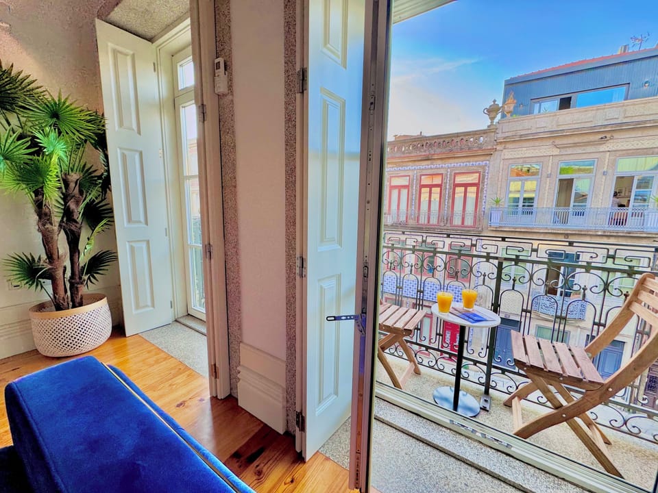 Living room overlooking the historic center of Porto.

UNESCO World Heritage ✅