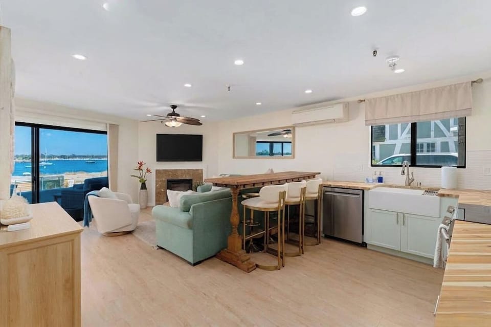 Full size kitchen with dishwasher. (You won't get this at a hotel!) 