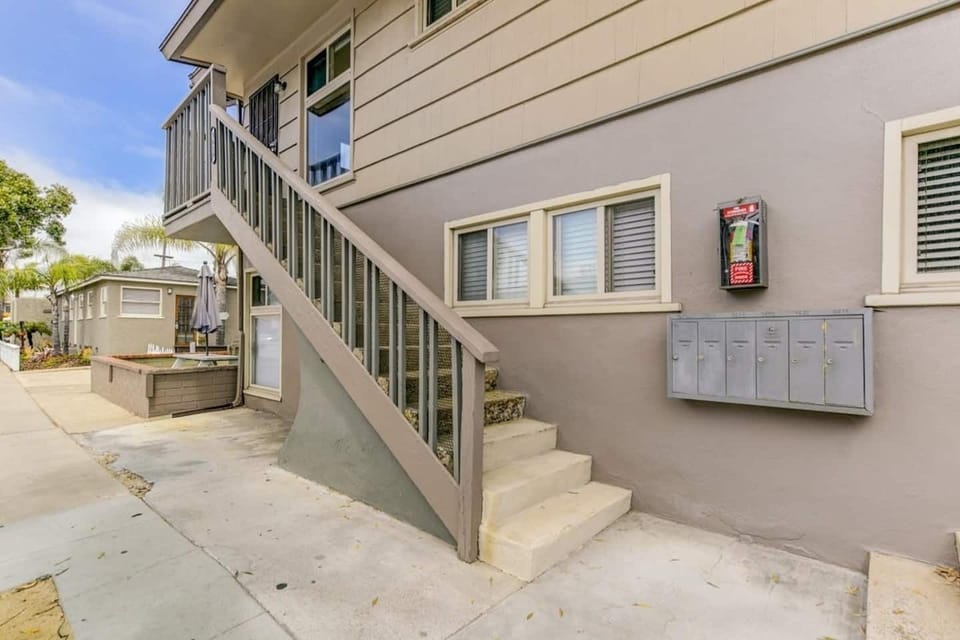 Private entry to you unity. Enjoy the view of the ocean, bay and district shopping area of Mission Beach. 