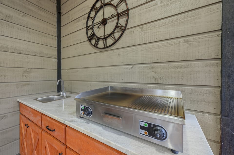 Outside back patio prep area and griddle