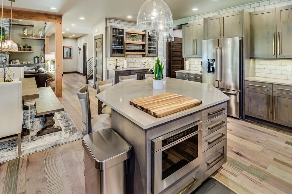 Woodland View Lodge - Kitchenette – Built-in Beverage Storage + Meal Prep Area