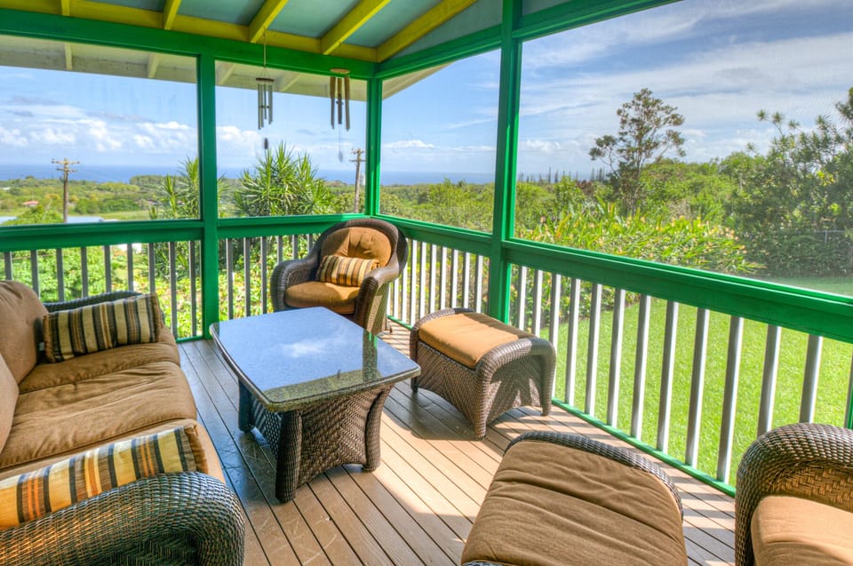 Fully screened living lanai. This is where you will spend most of your stay!!