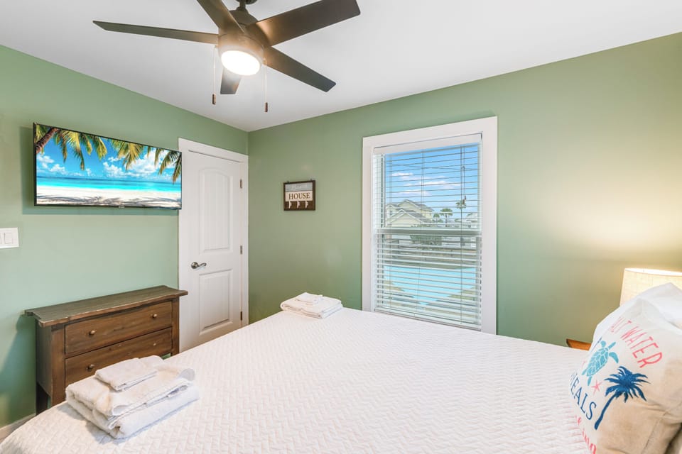 Wake up refreshed in this peaceful bedroom with cooling ceiling fan and tropical touches that transport you to paradise.
