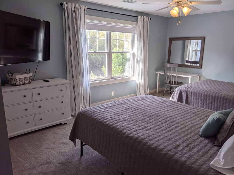 2nd floor bedroom with 2 Queen beds