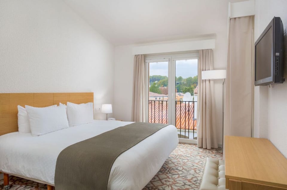 Welcoming bedroom with soft linens and a tranquil ambiance.