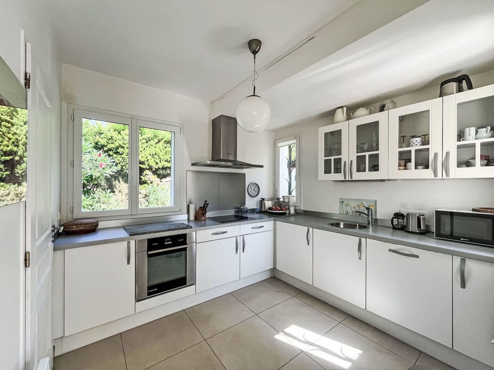 Kitchen, Kitchen Appliance, Countertop, Cabinetry, Interior Design, Furniture, Major Appliance, Flooring, Home Appliance, Ceiling