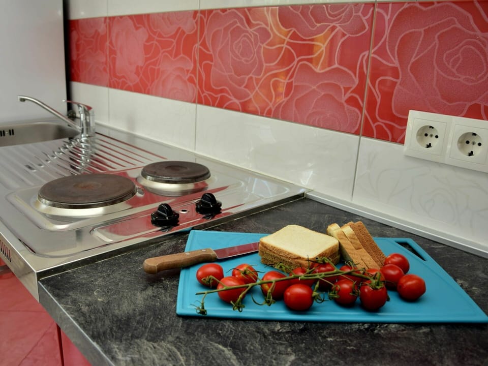 Countertop, Gas Stove, Kitchen, Cooktop, Room, Food, Kitchen Stove, Tile, Cuisine, Dish