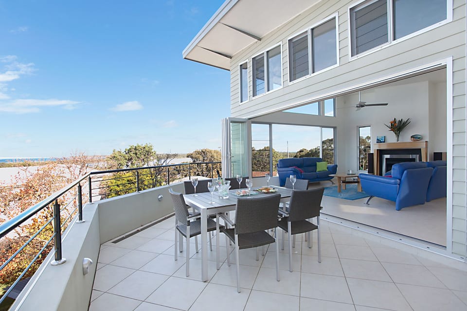Upstairs balcony and lounge room