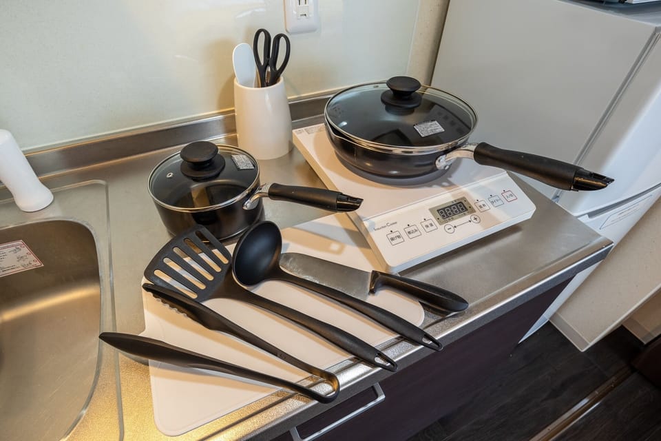 IH cooking heater, frying pan, pot and cooking utensils are also available. IH cooking heater, frying pan, pot and cooking utensils are also available.