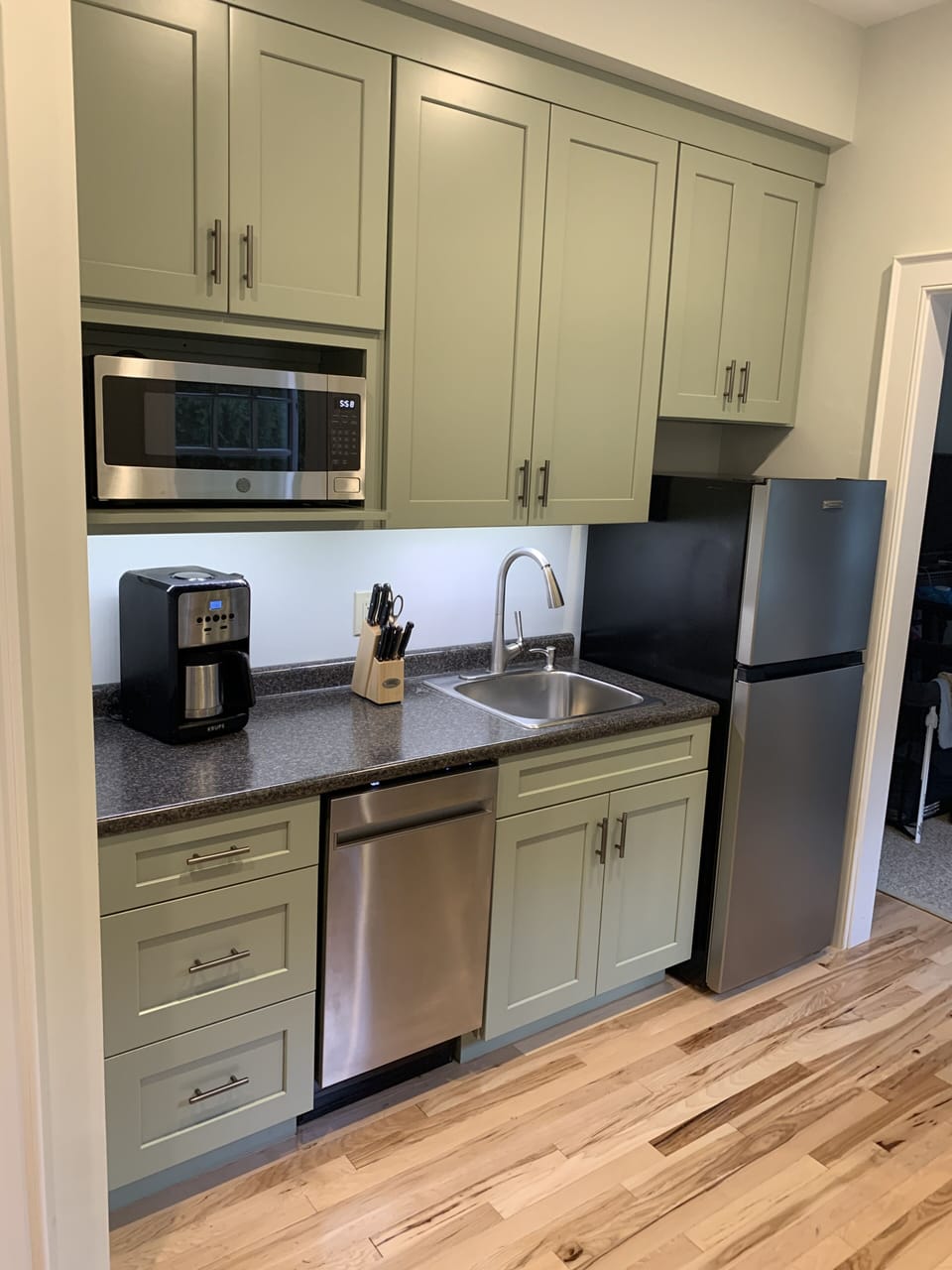 "Nanny" Apartment - separate entry, screened porch, and separate kitchenette wit