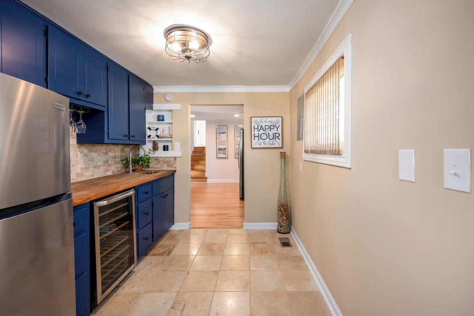 Kitchenette with wine cooler and second refrigerator / freezer
