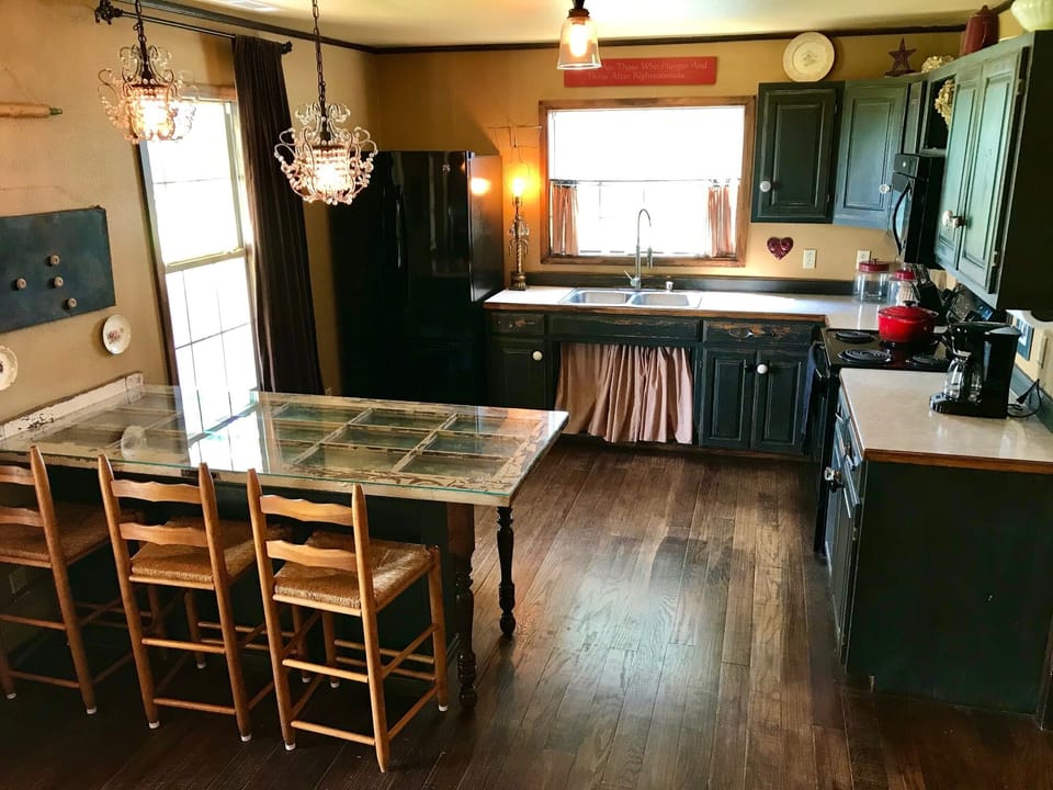 Kitchen - no dishwasher or garbage disposal