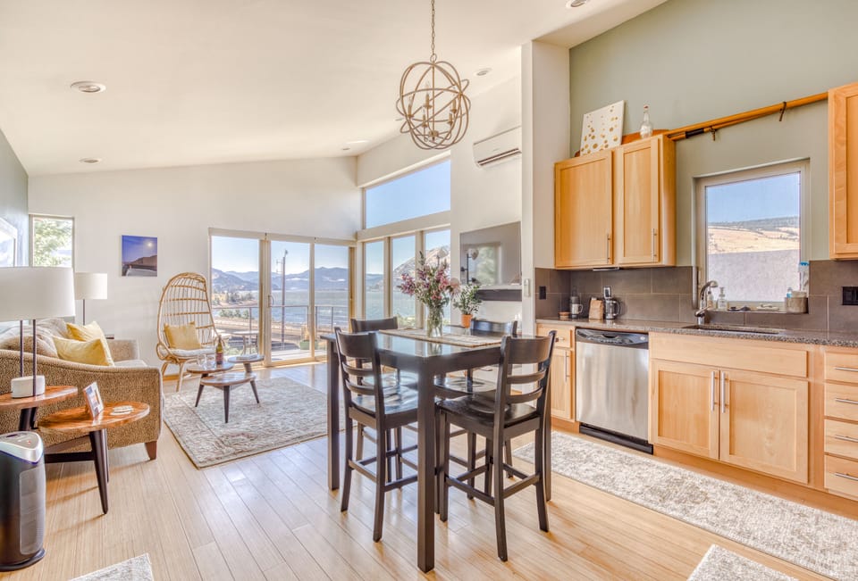 Open concept, vaulted ceilings, 2nd floor