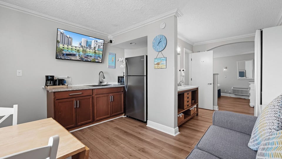 Kitchenette - Full Size Fridge