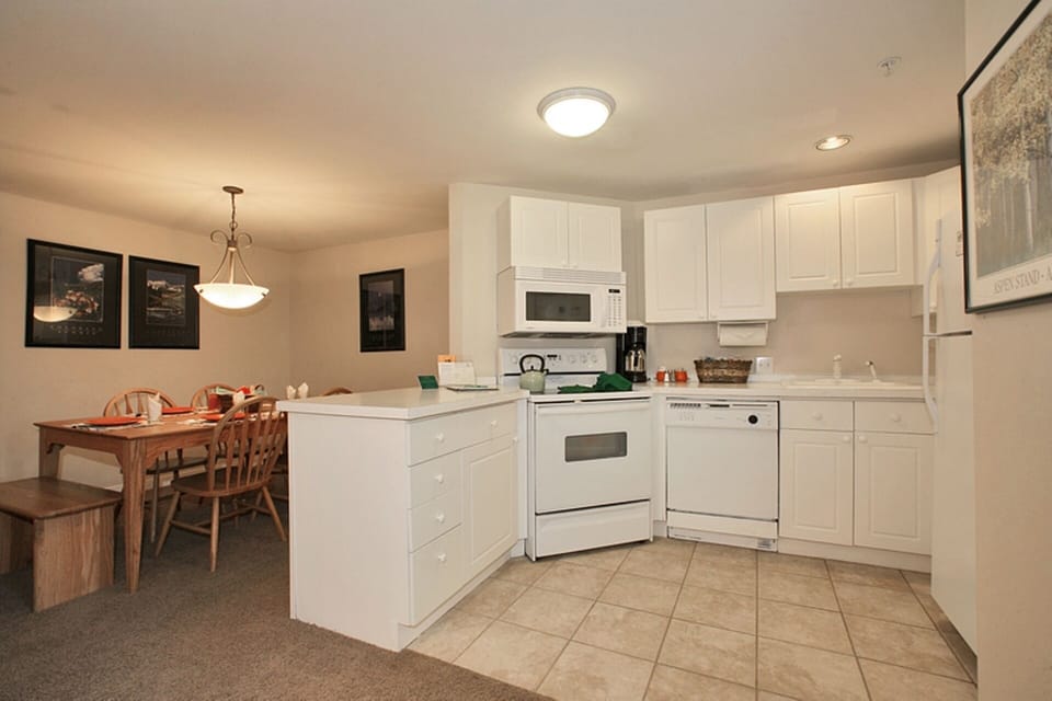 Kitchen & Dining
