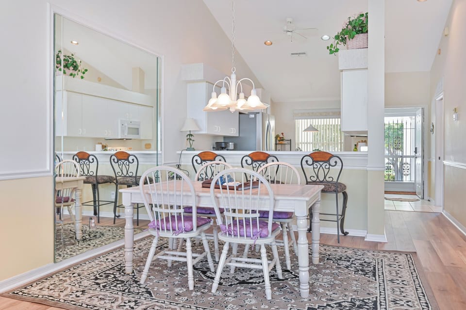 CC621 - Dining for six off the living