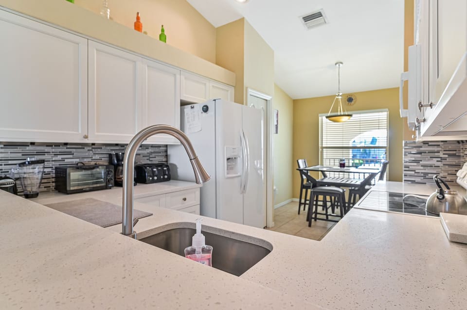 SB121 - Fully equipped remodeled kitchen