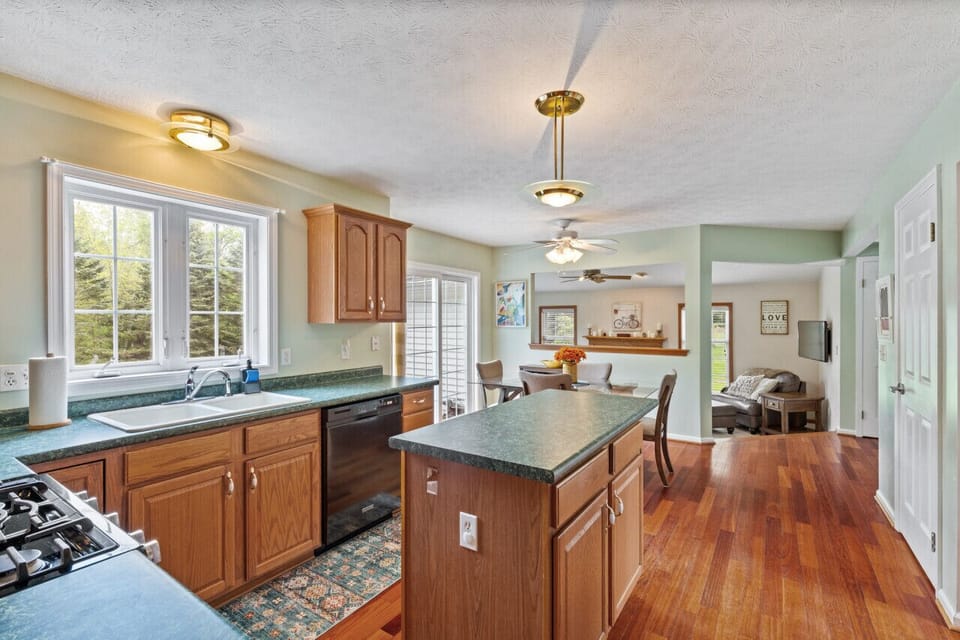 Open kitchen, great for cooking and entertaining