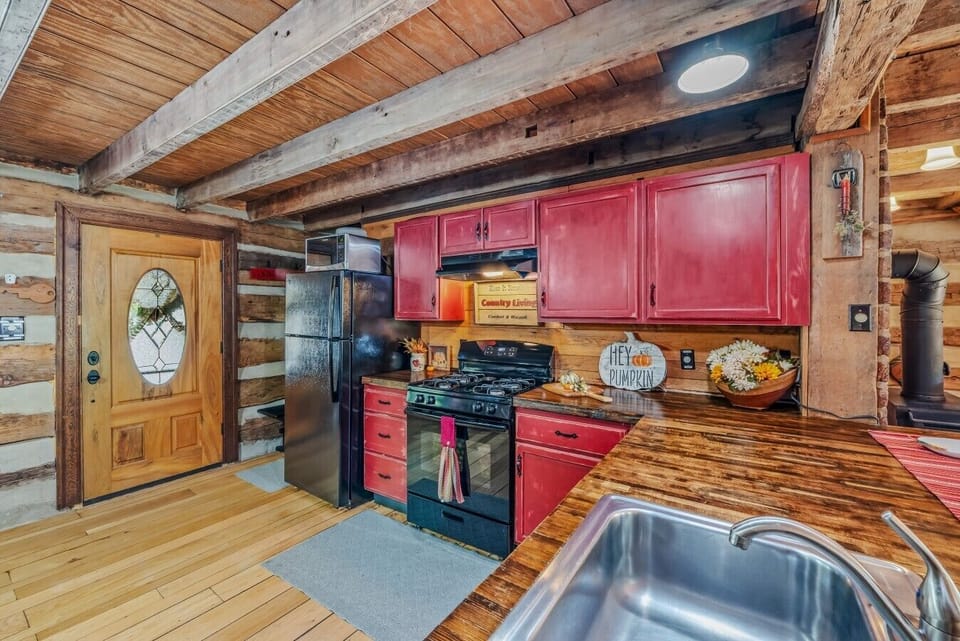 The entrance is connected to the kitchen!