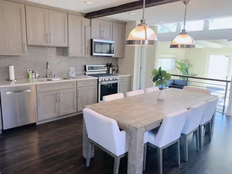 Beautiful kitchen and large dining table for entertaining