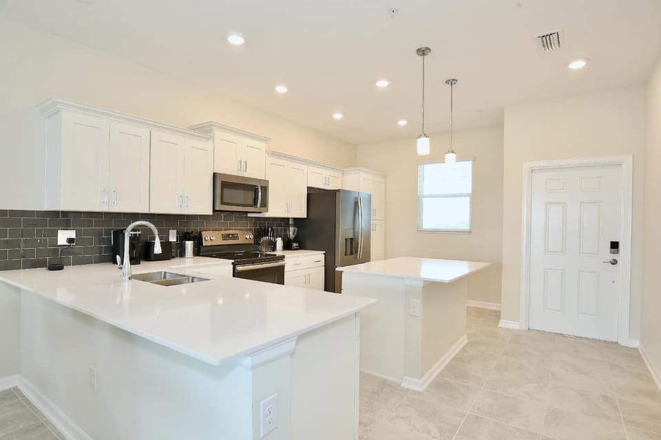 Well-equiped kitchen with granite countertops