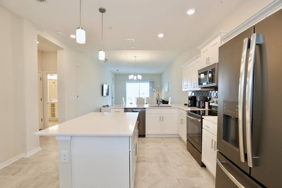 Well-equiped kitchen with granite countertops