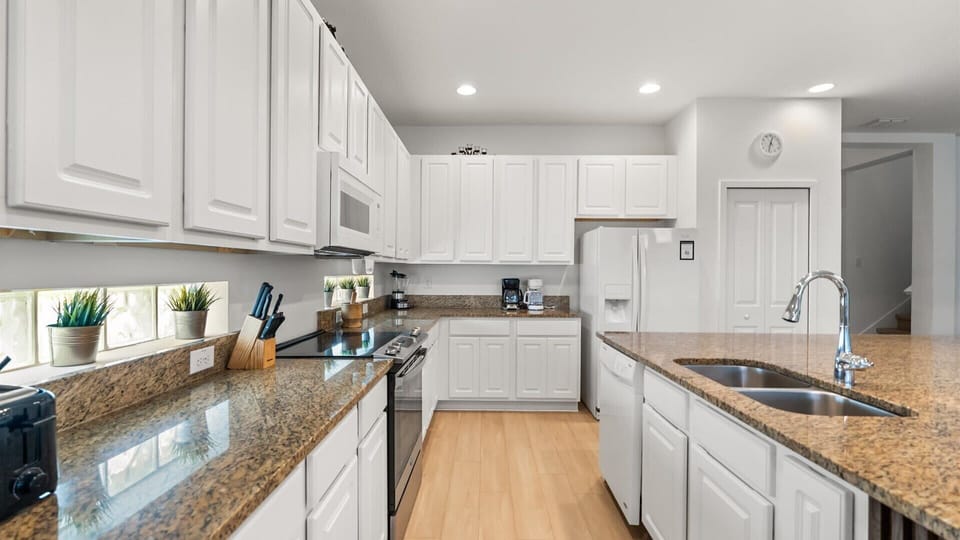 Fully equipped gourmet kitchen 