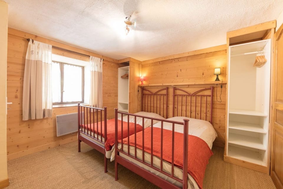 Master bedroom with en-suite shower room and toilet (ground floor)