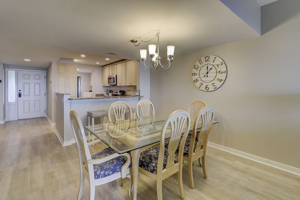 Kitchen eating area 