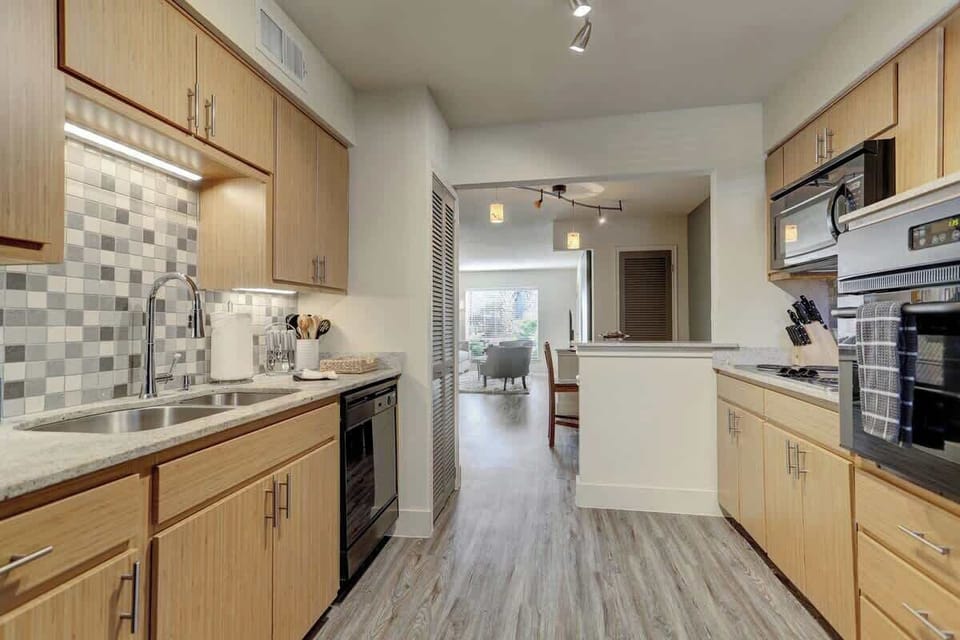 Fully Equipped Kitchen - Granite counter tops, raised oven, Microwave and Stove top. 