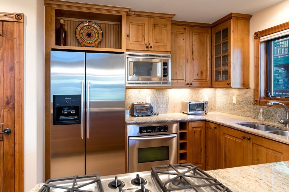 Kitchen - Granite counters and stainless-steel appliances