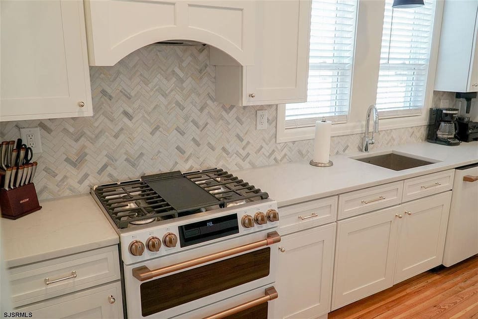 Griddle and double oven, spice drawer, toaster, knife block & blender