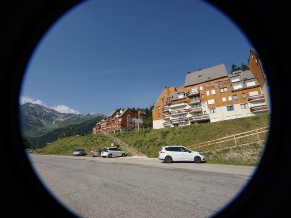 Cozy Studio with Balcony, Near Slopes and Shops, Ski-in/Ski-out Access Apartment in Auvergne-Rhône-Alpes