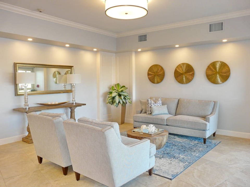 Gorgeous lobby to relax with your friends 