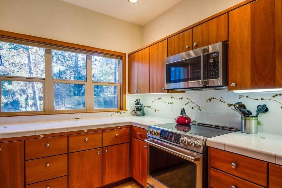 Fully equipped-- ready to food prep and host 