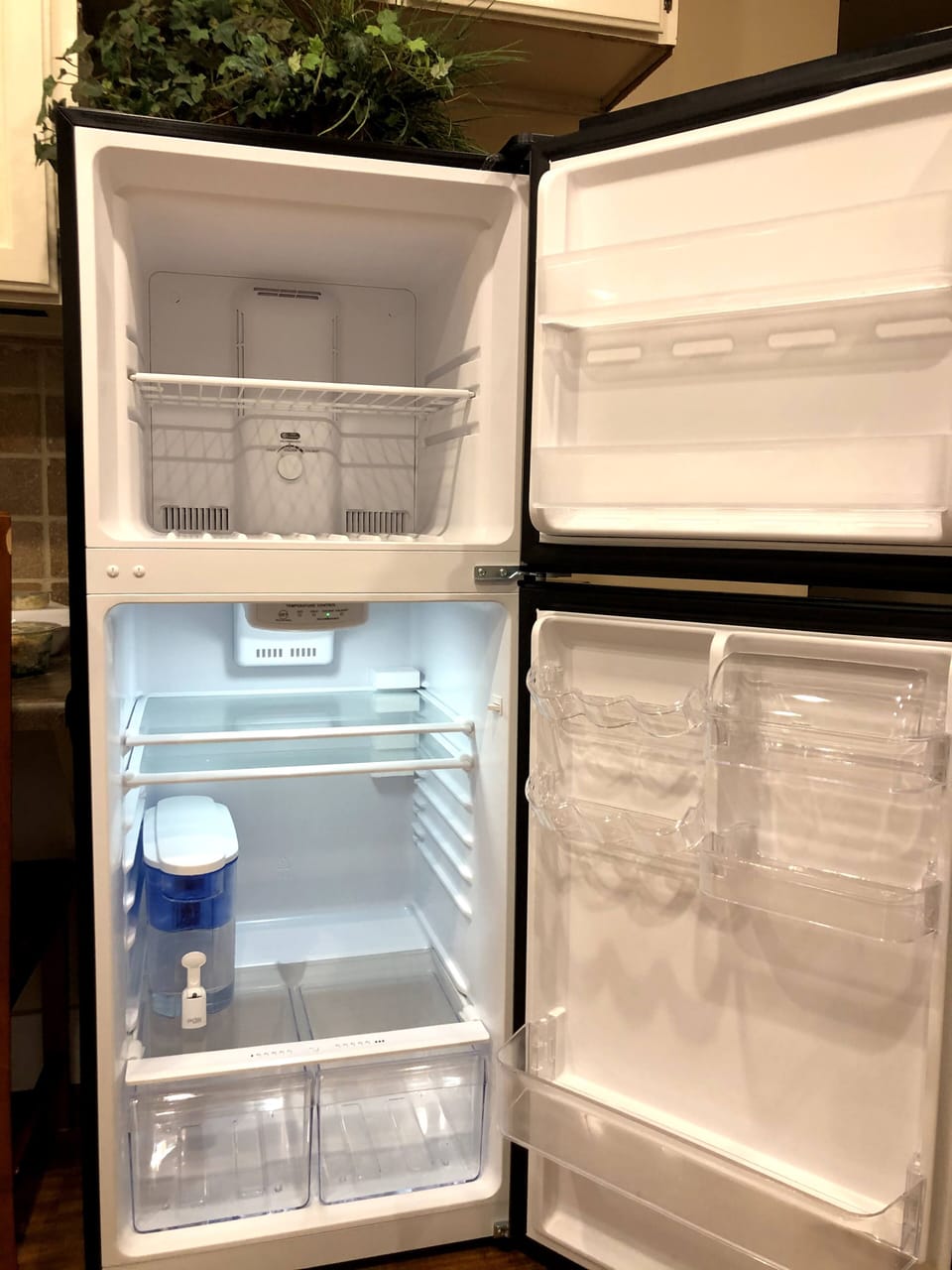 Perfect sized refrigerator with new water filter - yummy fresh water!