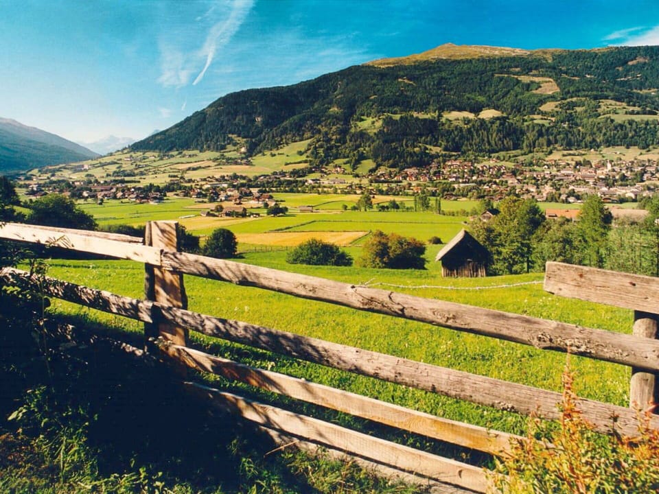 Cloud, Sky, Plant, Mountain, Ecoregion, Natural Landscape, Fence, Land Lot, Tree