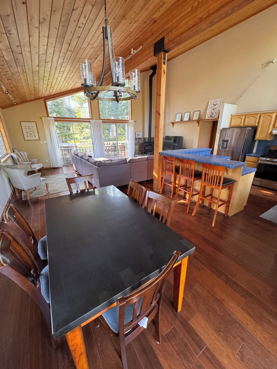 Dining area + main room 