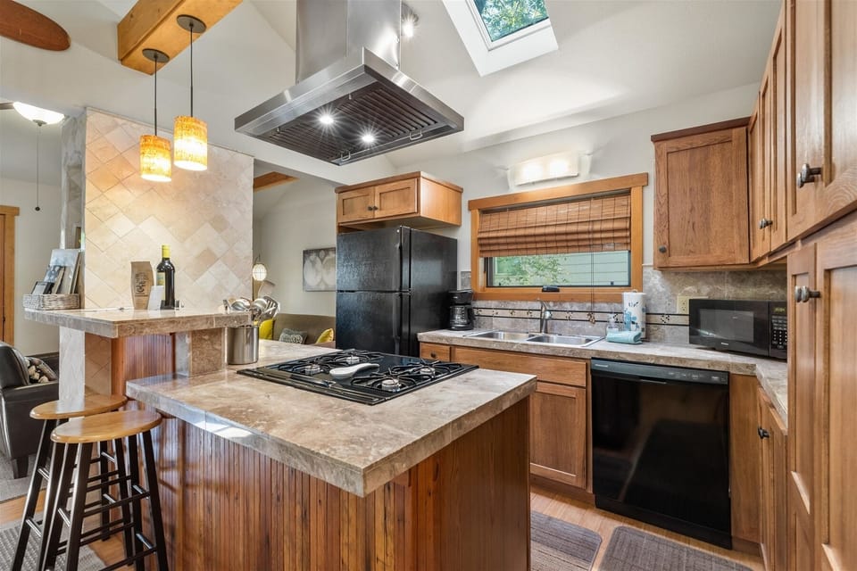 Breakfast bar for two, fully equipped kitchen