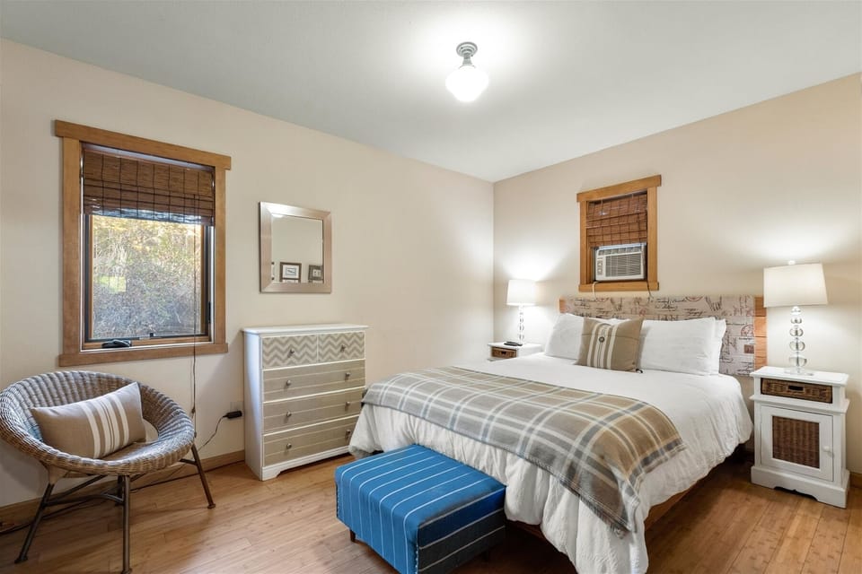 Queen guest room
