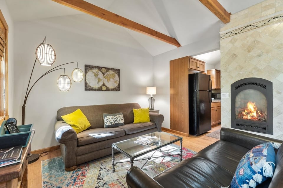 Georgia Cottage Lindy, Downtown Historic Bend, sleeps 6, Pet friendly