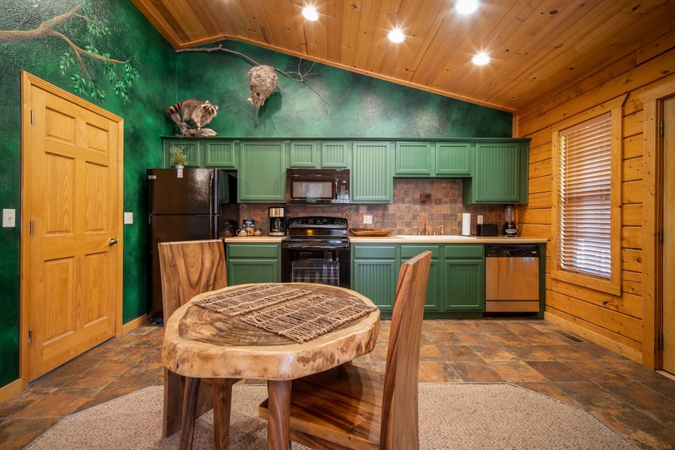 Full Kitchen with Dining Table for Two