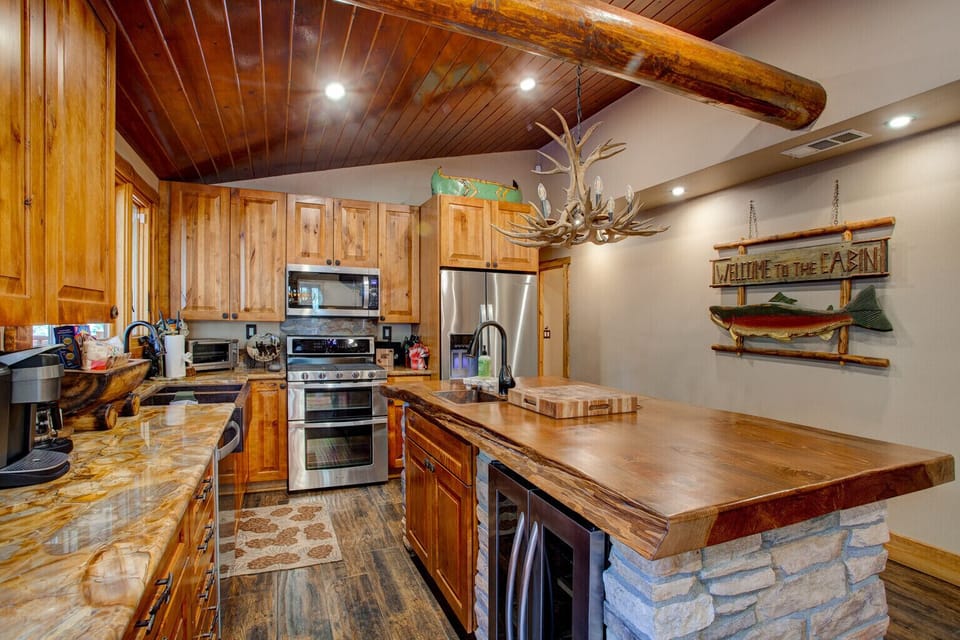 Beautiful kitchen equipped w/all the tools you need to whip up something tasty