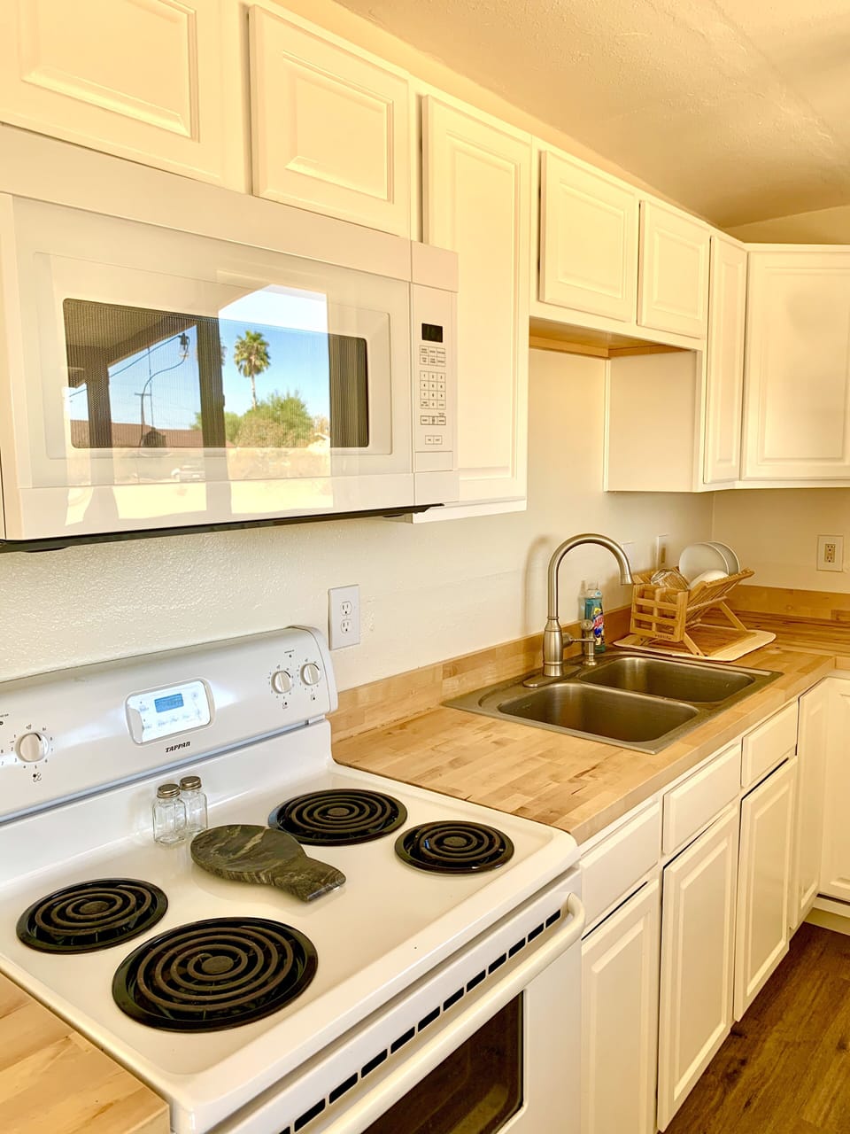 Over the range microwave, stovetop plus oven. Extra pans are in oven drawer.