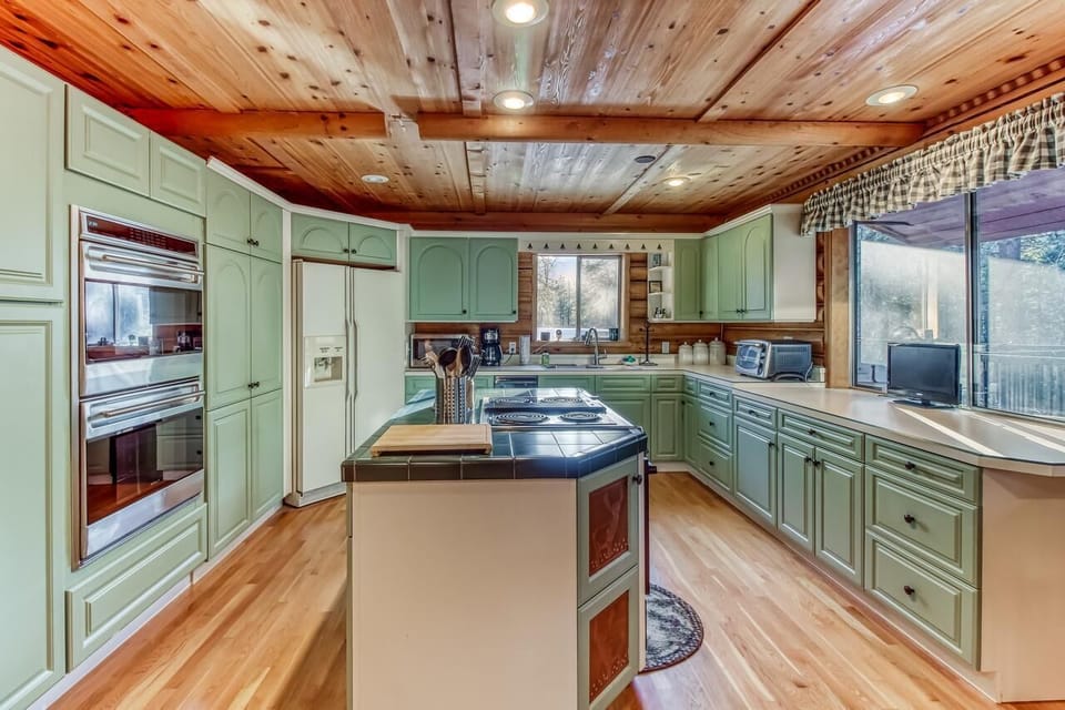 Large fully stocked kitchen--three ovens