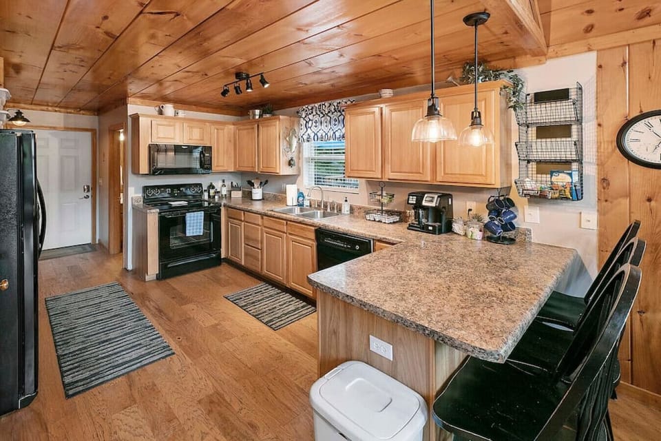 Spacious, well-equipped kitchen with counter / serving bar with seating for 3