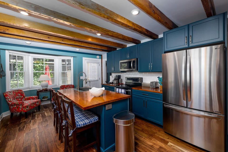 Gorgeous Kitchen and island Well appointed kitchen