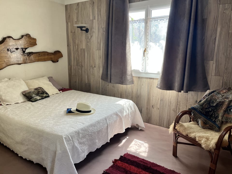 Queen bedroom, seating, airconditioning, custom live edge olive wood headboard