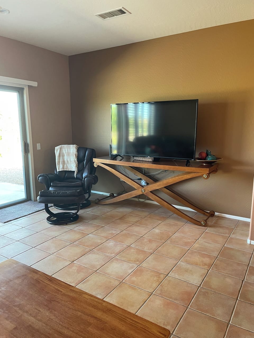 Big screen TV with fiberoptic WIFI and over 120 local antennae channels.